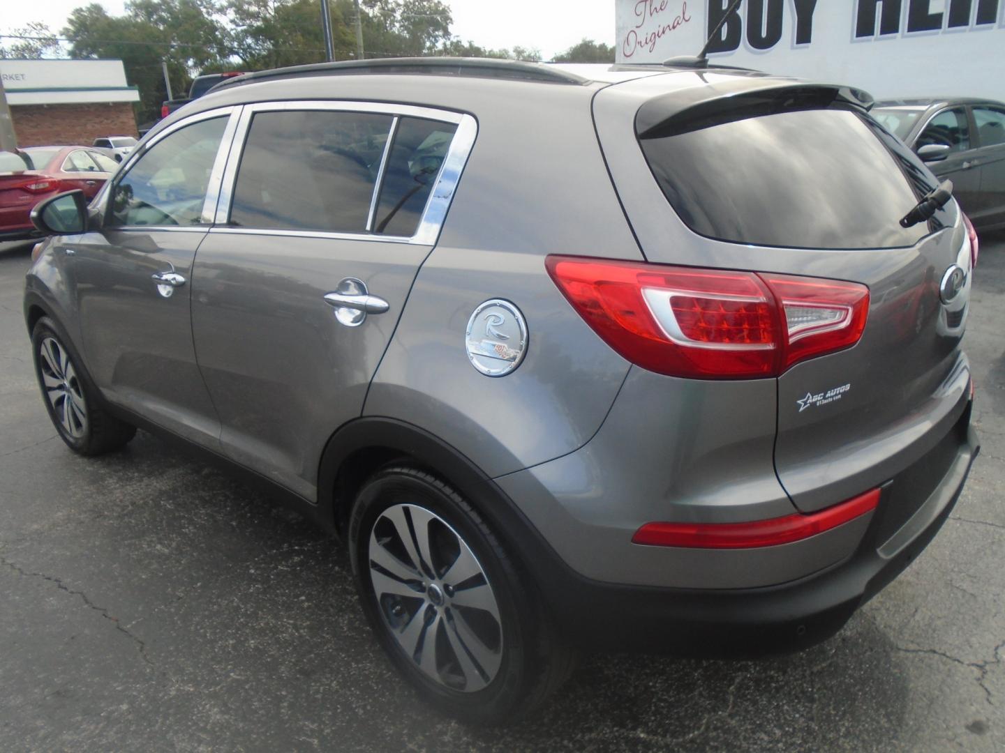 2012 Kia Sportage EX AWD (KNDPCCA20C7) with an 2.4L V6 DOHC 24V engine, 6-Speed Automatic transmission, located at 6112 N Florida Avenue, Tampa, FL, 33604, (888) 521-5131, 27.954929, -82.459534 - Photo#4